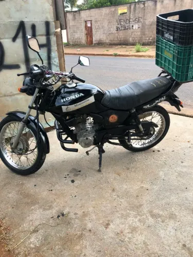 Vendo moto Fan 125 tudo certo peneus novos novos tudo certinho..