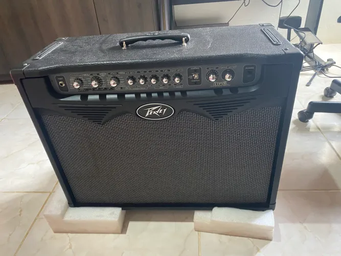 Amplificador Peavey Vypyr 100 para modelagem - 100 watts - 2 alto-falantes de 12"