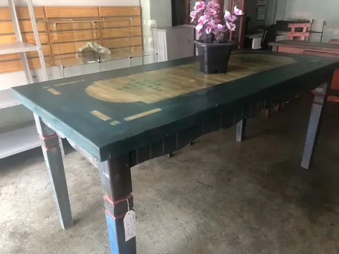 Mesa rustica em madeira maciça com patina envelhecida     