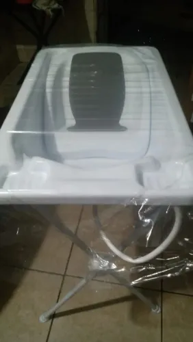 Vendo uma banheira , semi-nova ,cor branca com suporte com pequenos detalhes na lateal !