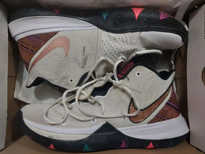 Tênis Kyrie 5 BHM