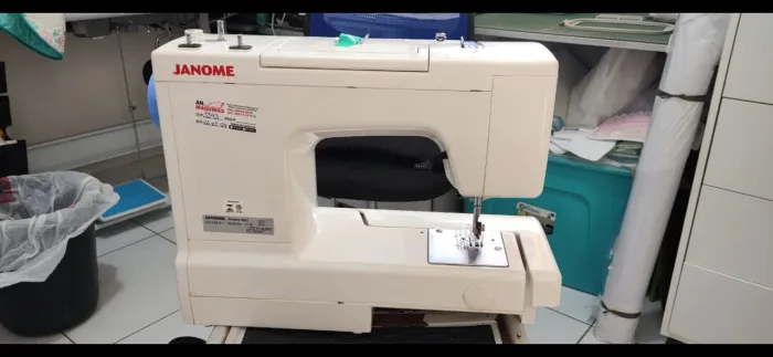 Máquina De Costura Reta Janome Portátil - Brancolazul 127v (Usado)