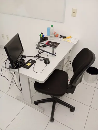 Mesas de escritório em excelente estado. Oportunidade para quem deseja montar sua empresa