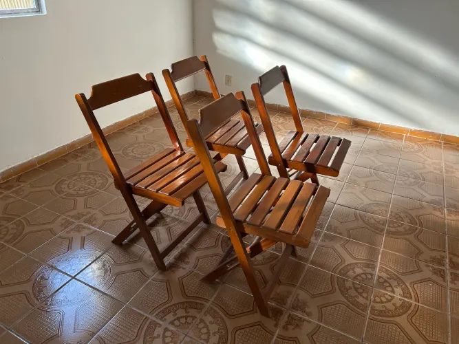 4 cadeiras dobráveis de madeira resistente