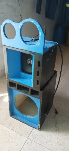 Caixas de som automotivo, grave 12" médio 10" e suporte para corneta e tweeter.