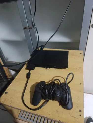 Vendo Playstation 2 em ótimo estado com 1 controle, 10 jogos e um memory card