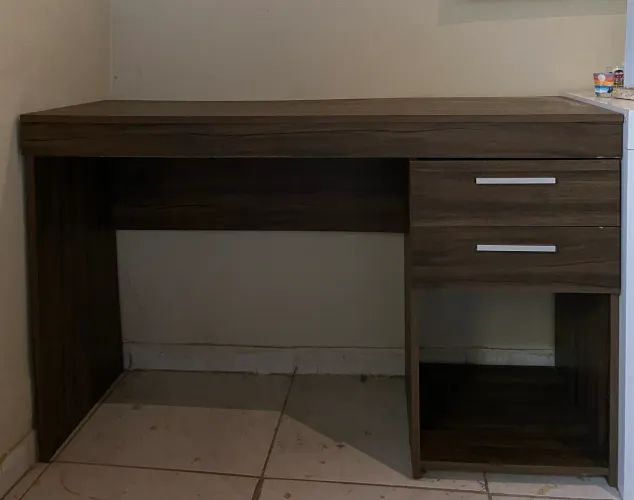 Escrivaninha com 2 gavetas