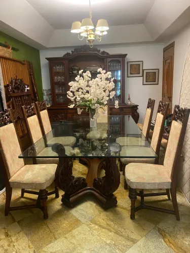 Mesa de Jantar em Madeira Entalhada com Tampo de Vidro e Oito Cadeiras