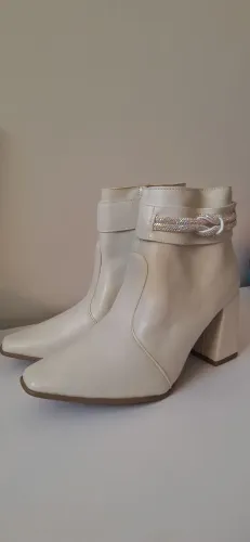 Bota feminina off White,  N°38 Lumiss. Nunca usada, mas ficou guardada por 8 meses.