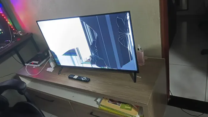 TV TCL p/retirada de peças