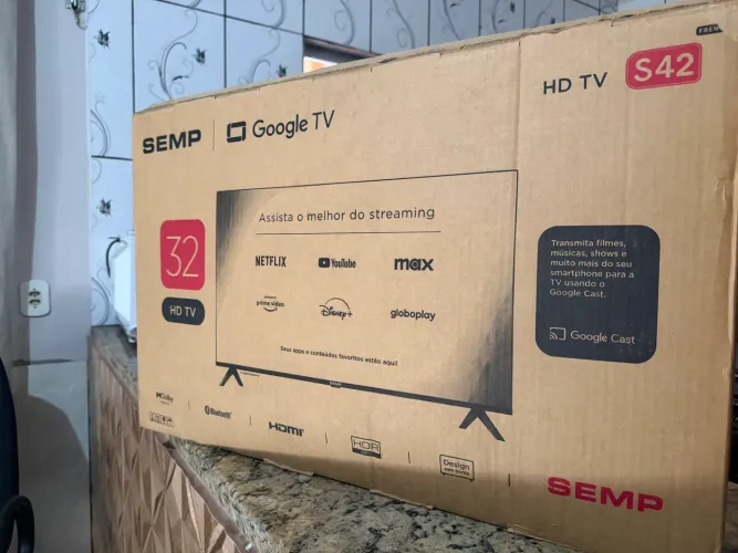 TV smart ultrafina nova  na caixa