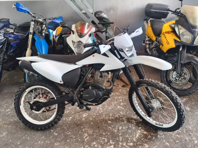 XR 200 C/ roupa de CRF 