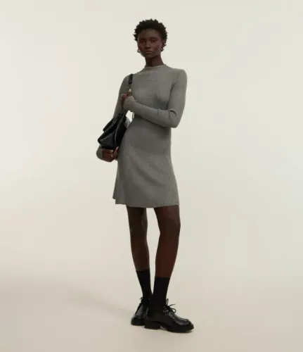 Vestido Evasê Curto em Tricô Canelado com Gola Alta Cinza