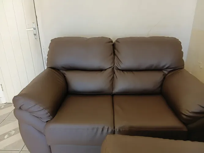 conjunto 2 sofás couro (com avaria)