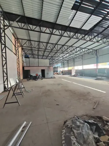 GALPÃO DE ESQUINA COM 1180 m² FRENTE AMARAL PEIXOTO- Rio das Ostras - RJ