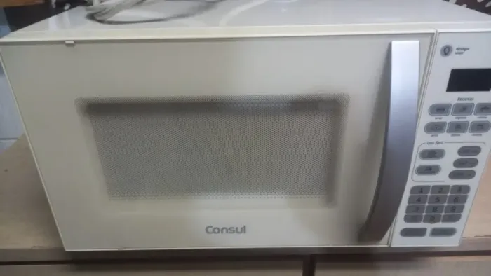 Microondas 220 volts Consul com defeito no painel usado.