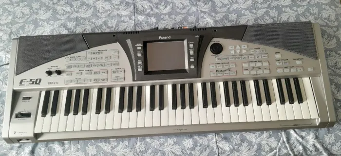 Teclado Roland E50
