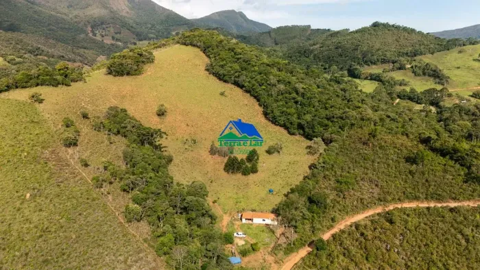 Terreno à venda com 4,5 hectares e casa na zona rural de Alagoa - MG