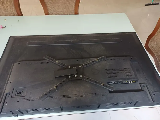 Tv com listras na tela.