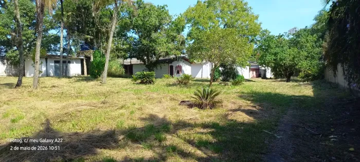 Terreno com construções e galpão