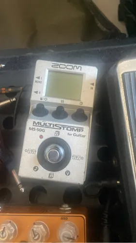 Pedal zoom MS-50g na caixa