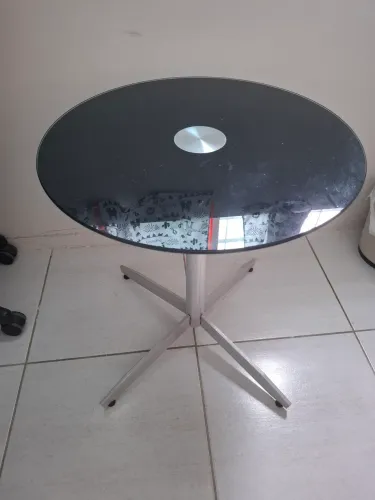 Mesa de apoio  com tampo de vidro 
