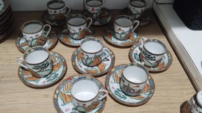 Lindas xícaras de cafézinho em porcelana
