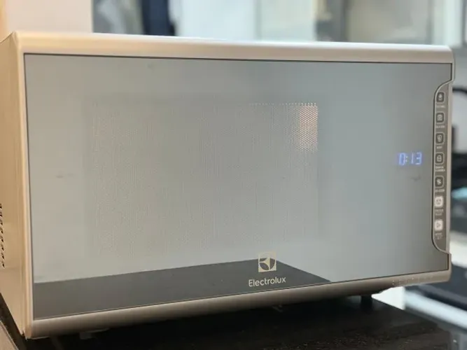Micro-ondas Electrolux 27L Inox Espelhado MS37R - Funcionando