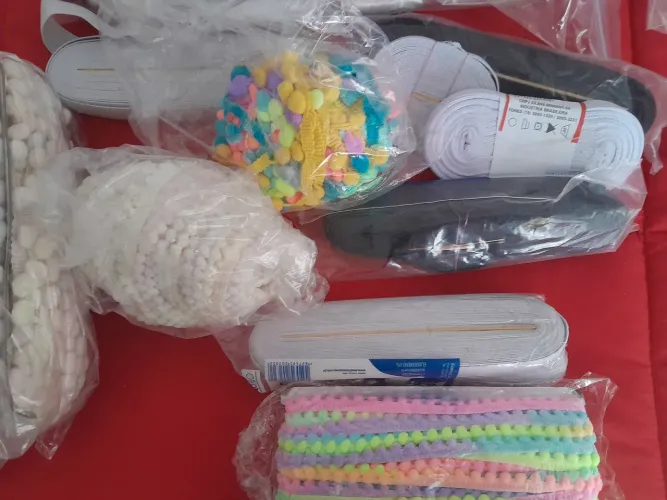 Vendo  coisas de armarinho agulhas máquina  carretéis elástico e outros