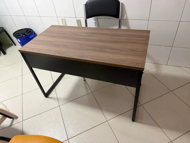 Mesa reta 1,20 x 0,60 pé de ferro sem gaveta