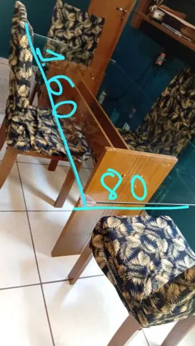 Mesa de jantar com cinco cadeiras