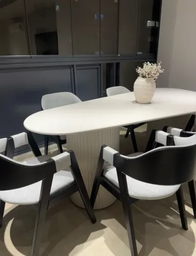 Cadeiras novas elegantes 