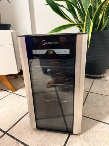 Adega de Vinhos Midea Liva Usada - Compacta - R$ 200