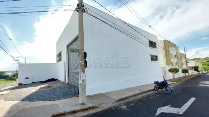Galpão disponível para locação e venda no bairro Shopping Park em Uberlândia-MG