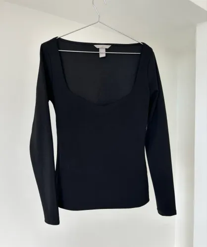 Blusa preta decote coração 