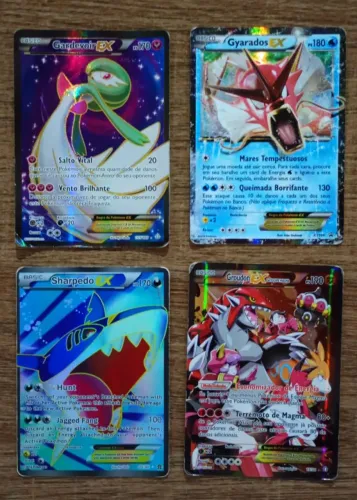 Coleção Pokémon Estampas Ilustradas com aproximadamente 250 cartas.     (Valor negociável)