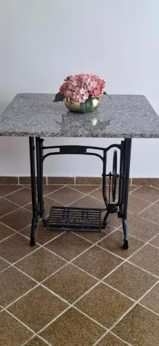 Pé de máquina, com tampa de granito 80×80 , fazer a retirada.