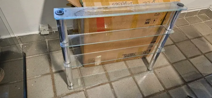 Armário prateleiras de vidro e inox