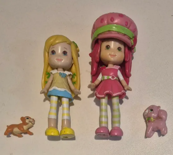 2 bonequinhas Moranguinho anos 2000 com pets