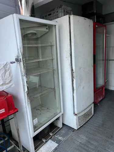 Lote de refrigeradores, freezer e balcão refrigerado