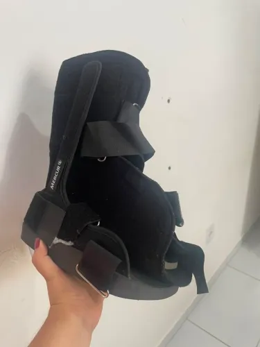 Vendo uma bota imobilizadora