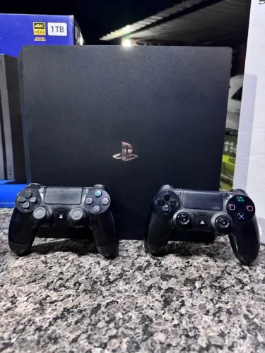 Vendo PlayStation 4 Pro de 1TB de armazenamento, impecável