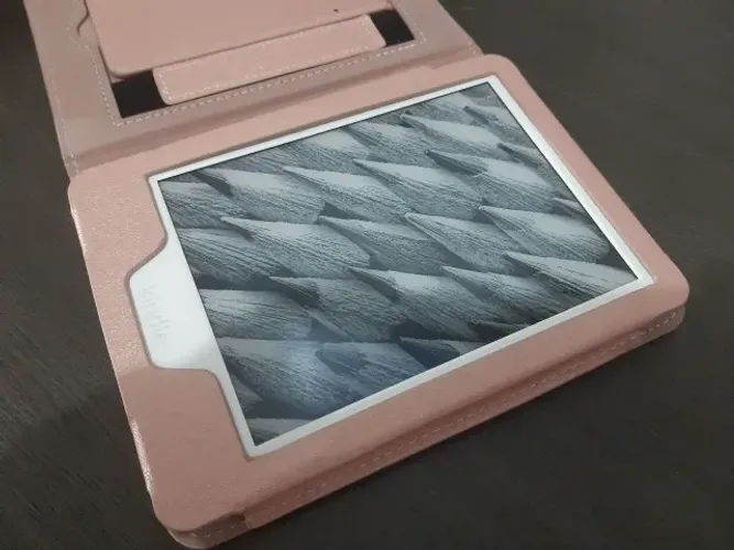 Kindle 10ª Geração Branco + Quatro Capas Magnéticas