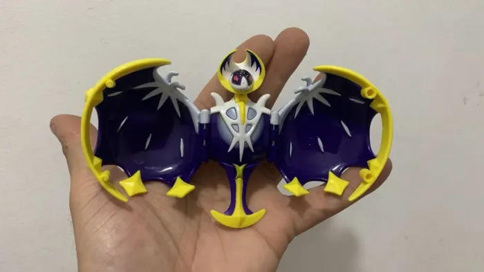 Lunala Pokémon Oficial "articulado"