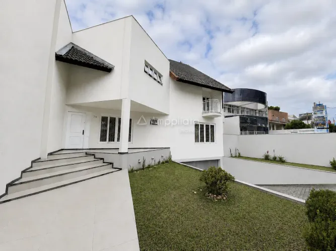 Casa comercial com estacionamento no Jardim das Américas - Curitiba/PR