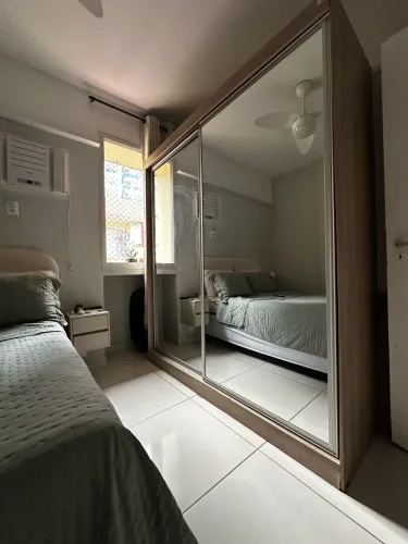 Guarda Roupa com espelho lindo 