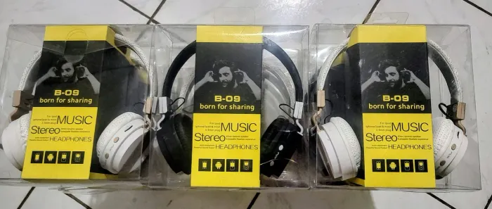 18 fones de ouvido, baterias fracas. Só fones...