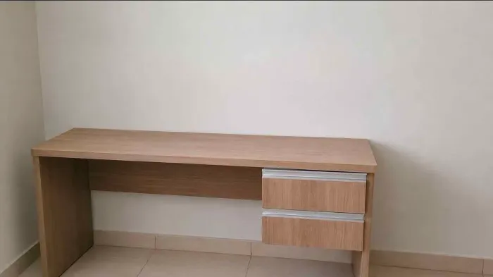 Mesa de escritório com duas gavetas