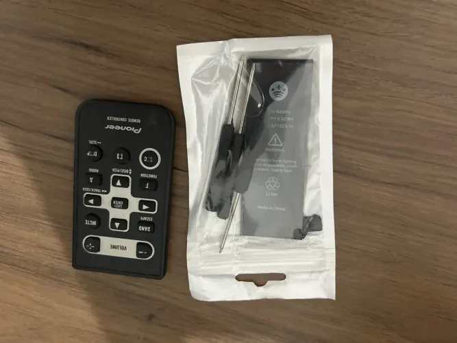 Vendo bateria de iPhone 5 mais 3 chaves e mais um controle de rádio piooner