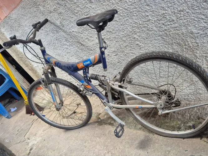 Bicicleta com marcha e suspensão - oportunidade!!